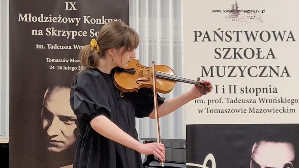 Zdjęcie z koncertu laureatów  IX edycji Młodzieżowego Konkursu na Skrzypce Solo im. Tadeusza Wrońskiego  dla uczniów szkół muzycznych I i II stopnia, organizowanego przez Państwową Szkołę Muzyczną  I i II st. im. T. Wrońskiego w Tomaszowie Mazowieckim, która odbyła się w sobotę, 26 lutego 2022 roku