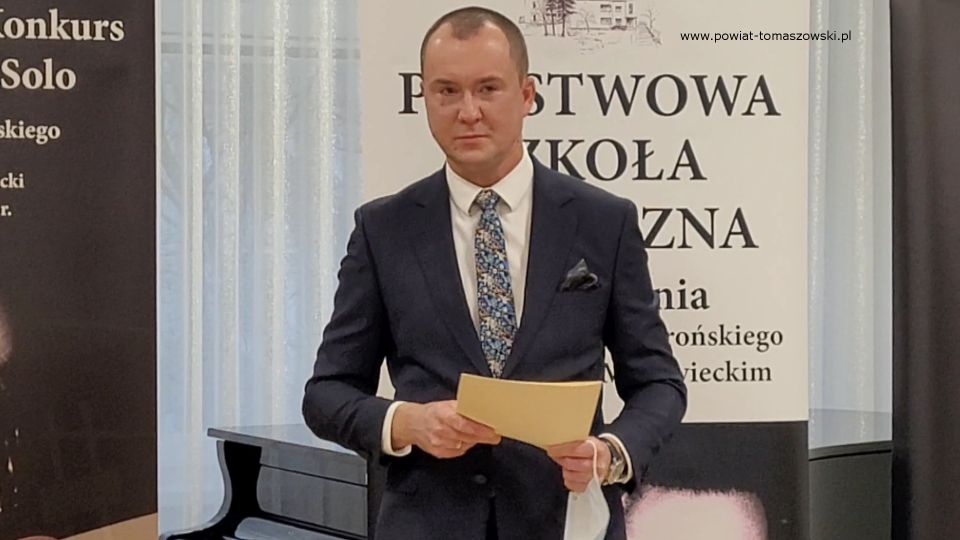 Na zdjęciu: Michał Czechowicz – członek Zarządu Powiatu Tomaszowskiego, podczas  koncertu laureatów IX edycji Młodzieżowego Konkursu na Skrzypce Solo im. Tadeusza Wrońskiego  dla uczniów szkół muzycznych I i II stopnia, organizowanego przez Państwową Szkołę Muzyczną  I i II st. im. T. Wrońskiego w Tomaszowie Mazowieckim, która odbyła się w sobotę, 26 lutego 2022 roku