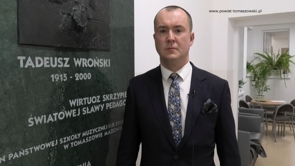 Na zdjęciu: Michał Czechowicz – członek Zarządu Powiatu Tomaszowskiego, podczas  koncertu laureatów IX edycji Młodzieżowego Konkursu na Skrzypce Solo im. Tadeusza Wrońskiego  dla uczniów szkół muzycznych I i II stopnia, organizowanego przez Państwową Szkołę Muzyczną  I i II st. im. T. Wrońskiego w Tomaszowie Mazowieckim, która odbyła się w sobotę, 26 lutego 2022 roku