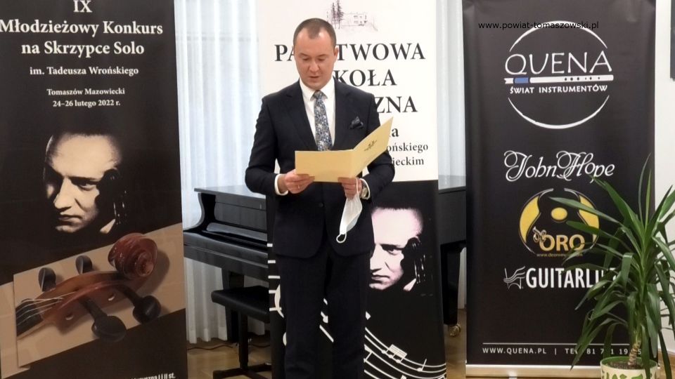 Na zdjęciu: Michał Czechowicz – członek Zarządu Powiatu Tomaszowskiego, podczas  koncertu laureatów IX edycji Młodzieżowego Konkursu na Skrzypce Solo im. Tadeusza Wrońskiego  dla uczniów szkół muzycznych I i II stopnia, organizowanego przez Państwową Szkołę Muzyczną  I i II st. im. T. Wrońskiego w Tomaszowie Mazowieckim, która odbyła się w sobotę, 26 lutego 2022 roku