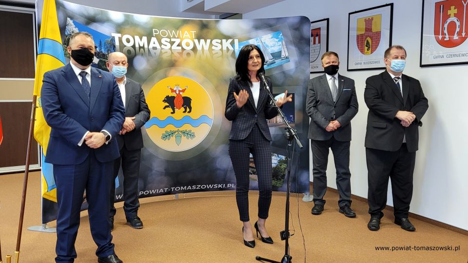 Na zdjęciu: uczestnicy konferencji prasowej, dotyczącej sukcesów, jakie osiągnęły w Rankingu Liceów i techników miesięcznika Perspektywy tomaszowskie szkoły ponadpodstawowe, których organem prowadzącym jest Powiat Tomaszowski. Konferencja odbyła się w czwartek, 3 lutego 2022 roku, w Sali konferencyjnej Starostwa Powiatowego w Tomaszowie Mazowieckim 
