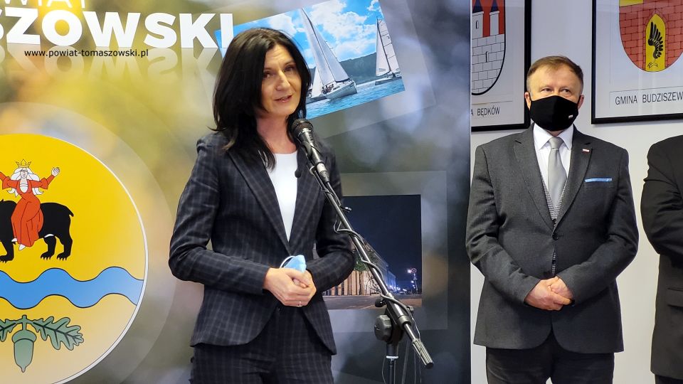 Na zdjęciu: uczestnicy konferencji prasowej, dotyczącej sukcesów, jakie osiągnęły w Rankingu Liceów i techników miesięcznika Perspektywy tomaszowskie szkoły ponadpodstawowe, których organem prowadzącym jest Powiat Tomaszowski. Konferencja odbyła się w czwartek, 3 lutego 2022 roku, w Sali konferencyjnej Starostwa Powiatowego w Tomaszowie Mazowieckim 
