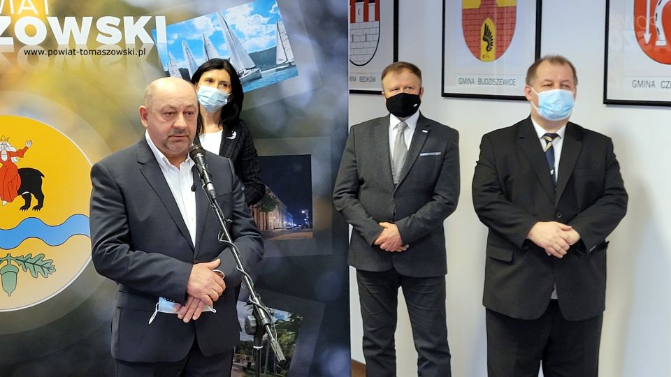 Na zdjęciu: uczestnicy konferencji prasowej, dotyczącej sukcesów, jakie osiągnęły w Rankingu Liceów i techników miesięcznika Perspektywy tomaszowskie szkoły ponadpodstawowe, których organem prowadzącym jest Powiat Tomaszowski. Konferencja odbyła się w czwartek, 3 lutego 2022 roku, w Sali konferencyjnej Starostwa Powiatowego w Tomaszowie Mazowieckim 