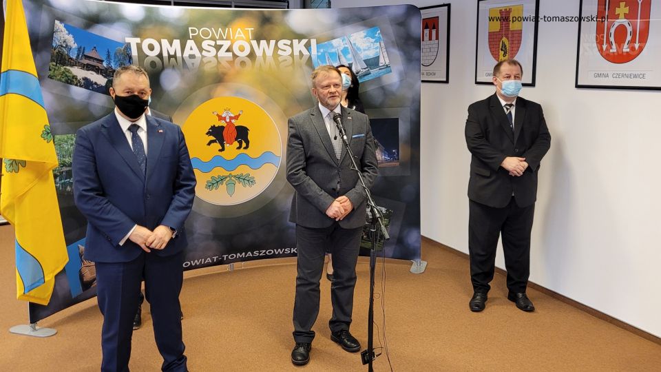 Na zdjęciu: uczestnicy konferencji prasowej, dotyczącej sukcesów, jakie osiągnęły w Rankingu Liceów i techników miesięcznika Perspektywy tomaszowskie szkoły ponadpodstawowe, których organem prowadzącym jest Powiat Tomaszowski. Konferencja odbyła się w czwartek, 3 lutego 2022 roku, w Sali konferencyjnej Starostwa Powiatowego w Tomaszowie Mazowieckim 