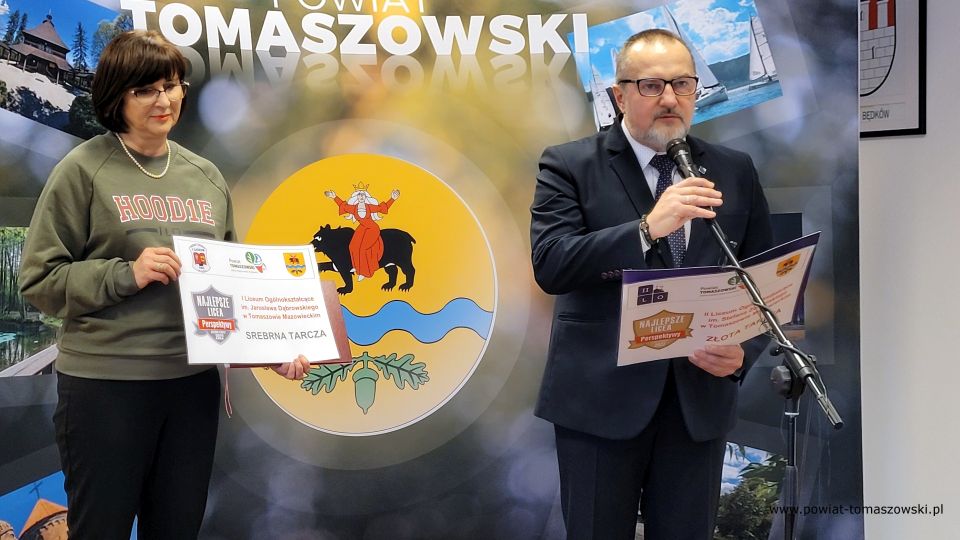 Na zdjęciu: uczestnicy konferencji prasowej, dotyczącej sukcesów, jakie osiągnęły w Rankingu Liceów i techników miesięcznika Perspektywy tomaszowskie szkoły ponadpodstawowe, których organem prowadzącym jest Powiat Tomaszowski. Konferencja odbyła się w czwartek, 3 lutego 2022 roku, w Sali konferencyjnej Starostwa Powiatowego w Tomaszowie Mazowieckim 