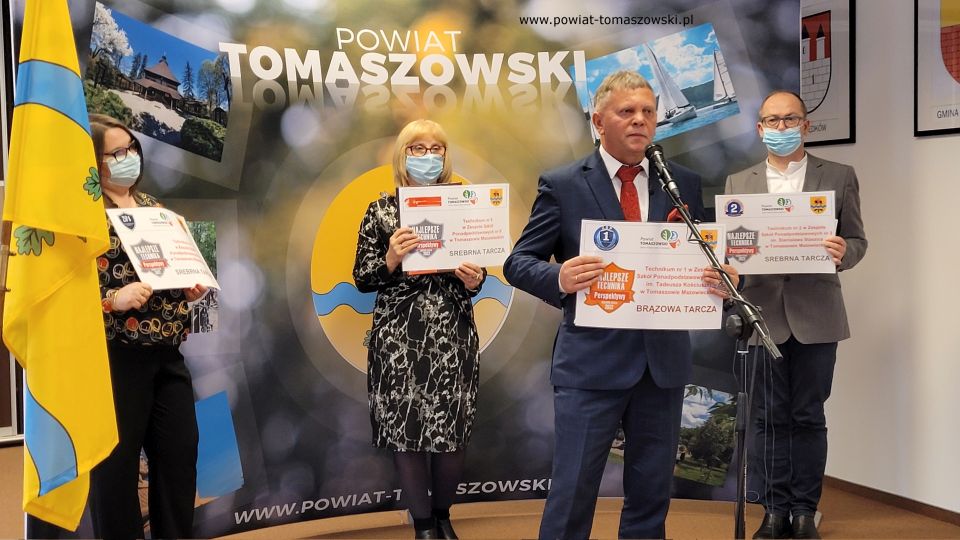 Na zdjęciu: uczestnicy konferencji prasowej, dotyczącej sukcesów, jakie osiągnęły w Rankingu Liceów i techników miesięcznika Perspektywy tomaszowskie szkoły ponadpodstawowe, których organem prowadzącym jest Powiat Tomaszowski. Konferencja odbyła się w czwartek, 3 lutego 2022 roku, w Sali konferencyjnej Starostwa Powiatowego w Tomaszowie Mazowieckim 