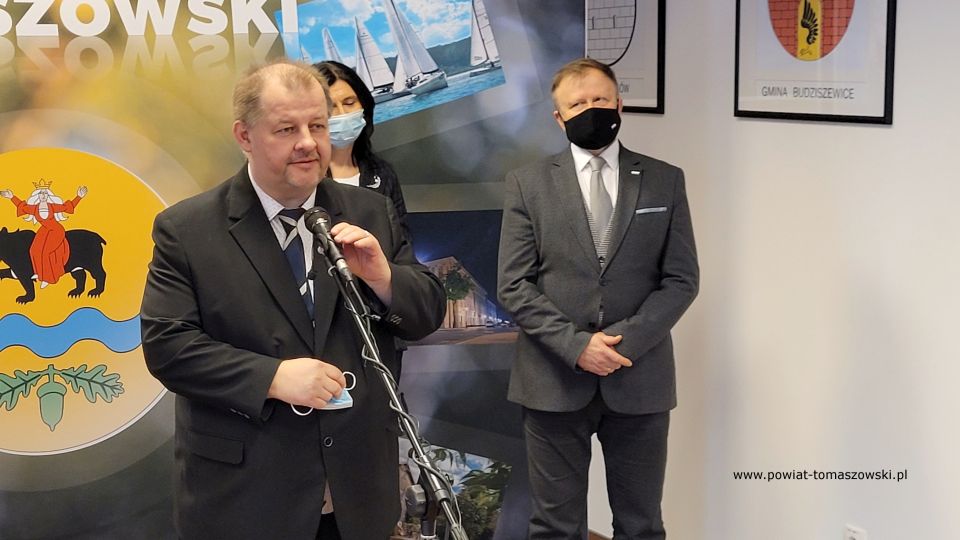 Na zdjęciu: uczestnicy konferencji prasowej, dotyczącej sukcesów, jakie osiągnęły w Rankingu Liceów i techników miesięcznika Perspektywy tomaszowskie szkoły ponadpodstawowe, których organem prowadzącym jest Powiat Tomaszowski. Konferencja odbyła się w czwartek, 3 lutego 2022 roku, w Sali konferencyjnej Starostwa Powiatowego w Tomaszowie Mazowieckim 