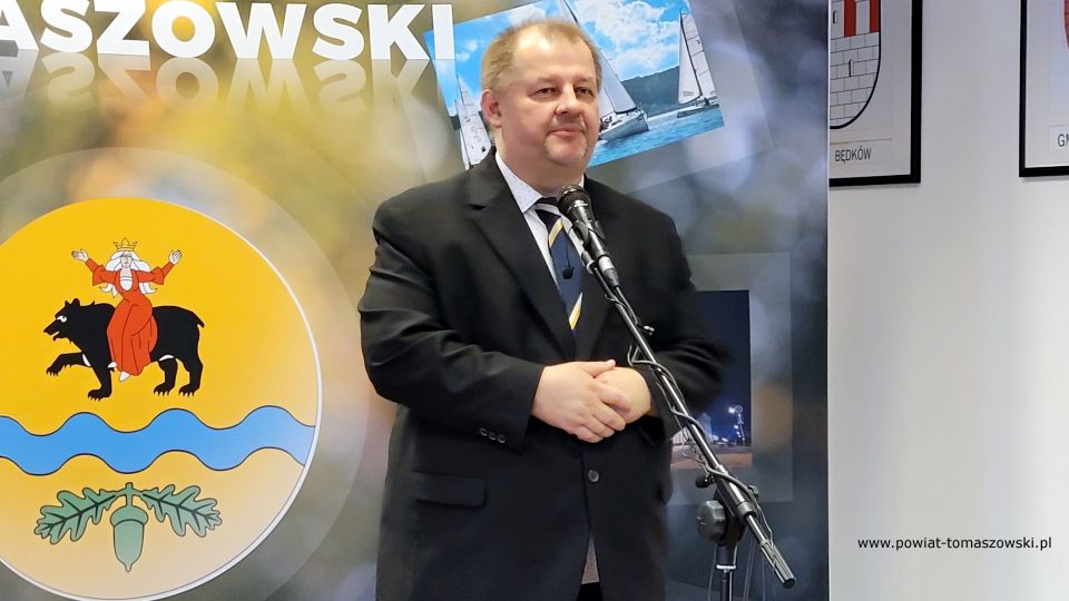 Na zdjęciu: uczestnicy konferencji prasowej, dotyczącej sukcesów, jakie osiągnęły w Rankingu Liceów i techników miesięcznika Perspektywy tomaszowskie szkoły ponadpodstawowe, których organem prowadzącym jest Powiat Tomaszowski. Konferencja odbyła się w czwartek, 3 lutego 2022 roku, w Sali konferencyjnej Starostwa Powiatowego w Tomaszowie Mazowieckim 