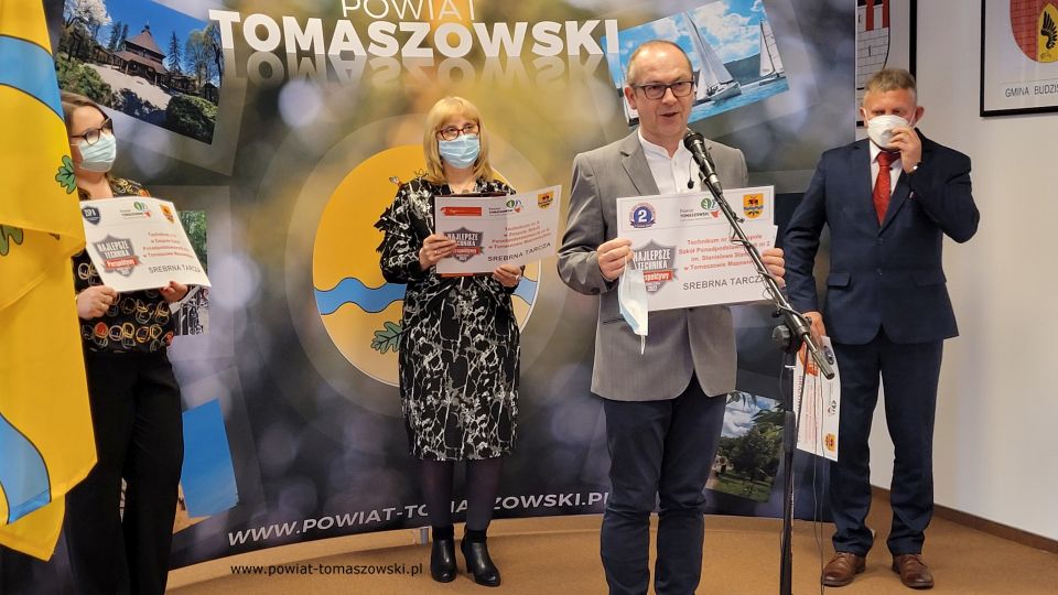 Na zdjęciu: uczestnicy konferencji prasowej, dotyczącej sukcesów, jakie osiągnęły w Rankingu Liceów i techników miesięcznika Perspektywy tomaszowskie szkoły ponadpodstawowe, których organem prowadzącym jest Powiat Tomaszowski. Konferencja odbyła się w czwartek, 3 lutego 2022 roku, w Sali konferencyjnej Starostwa Powiatowego w Tomaszowie Mazowieckim 