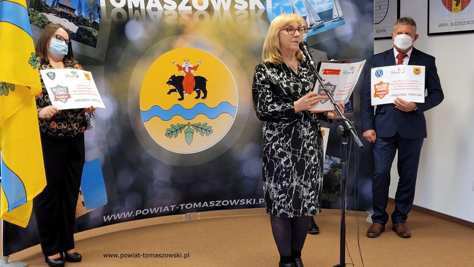 Na zdjęciu: uczestnicy konferencji prasowej, dotyczącej sukcesów, jakie osiągnęły w Rankingu Liceów i techników miesięcznika Perspektywy tomaszowskie szkoły ponadpodstawowe, których organem prowadzącym jest Powiat Tomaszowski. Konferencja odbyła się w czwartek, 3 lutego 2022 roku, w Sali konferencyjnej Starostwa Powiatowego w Tomaszowie Mazowieckim 