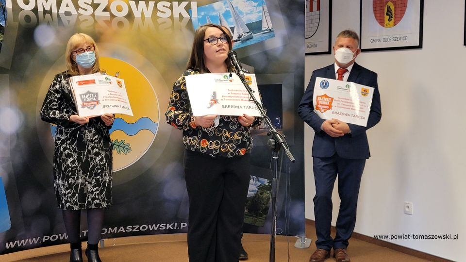 Na zdjęciu: uczestnicy konferencji prasowej, dotyczącej sukcesów, jakie osiągnęły w Rankingu Liceów i techników miesięcznika Perspektywy tomaszowskie szkoły ponadpodstawowe, których organem prowadzącym jest Powiat Tomaszowski. Konferencja odbyła się w czwartek, 3 lutego 2022 roku, w Sali konferencyjnej Starostwa Powiatowego w Tomaszowie Mazowieckim 