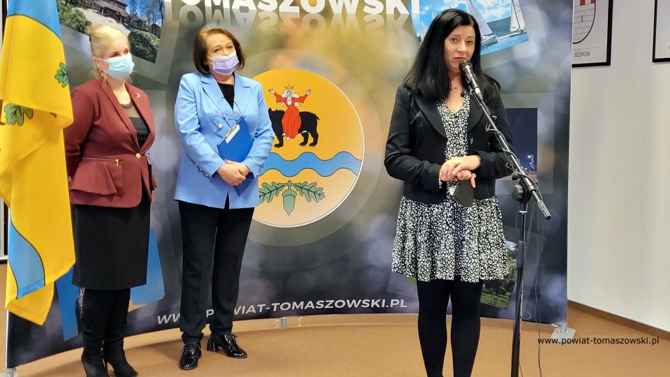 Na zdjęciu: uczestnicy konferencji prasowej, dotyczącej sukcesów, jakie osiągnęły w Rankingu Liceów i techników miesięcznika Perspektywy tomaszowskie szkoły ponadpodstawowe, których organem prowadzącym jest Powiat Tomaszowski. Konferencja odbyła się w czwartek, 3 lutego 2022 roku, w Sali konferencyjnej Starostwa Powiatowego w Tomaszowie Mazowieckim 
