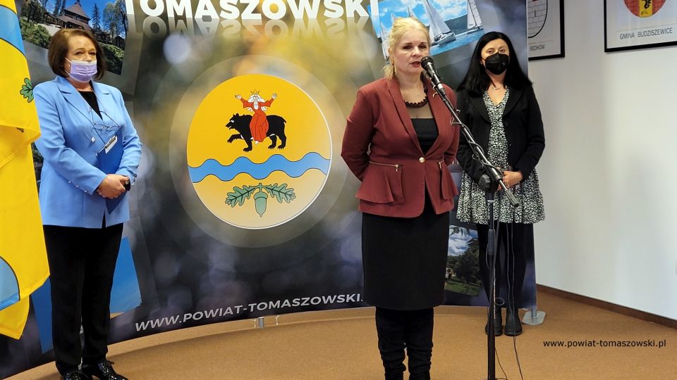 Na zdjęciu: uczestnicy konferencji prasowej, dotyczącej sukcesów, jakie osiągnęły w Rankingu Liceów i techników miesięcznika Perspektywy tomaszowskie szkoły ponadpodstawowe, których organem prowadzącym jest Powiat Tomaszowski. Konferencja odbyła się w czwartek, 3 lutego 2022 roku, w Sali konferencyjnej Starostwa Powiatowego w Tomaszowie Mazowieckim 