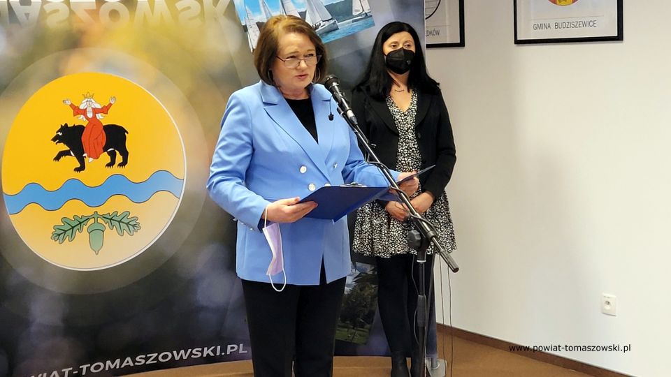 Na zdjęciu: uczestnicy konferencji prasowej, dotyczącej sukcesów, jakie osiągnęły w Rankingu Liceów i techników miesięcznika Perspektywy tomaszowskie szkoły ponadpodstawowe, których organem prowadzącym jest Powiat Tomaszowski. Konferencja odbyła się w czwartek, 3 lutego 2022 roku, w Sali konferencyjnej Starostwa Powiatowego w Tomaszowie Mazowieckim 