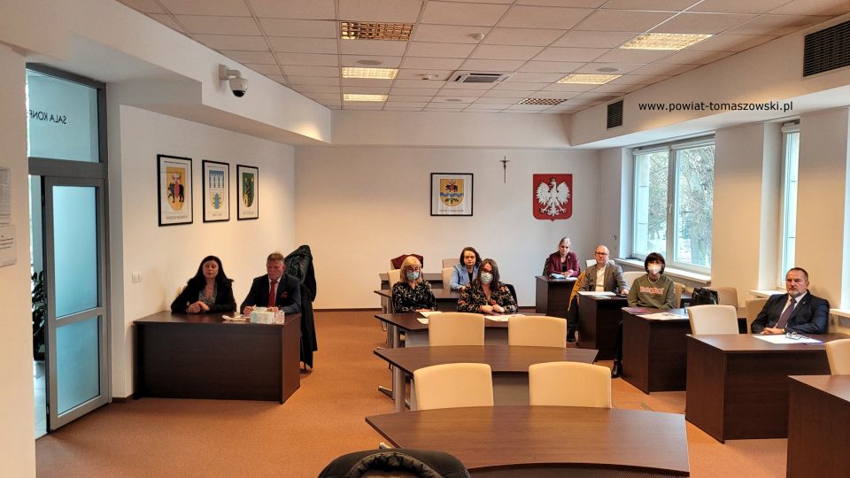 Na zdjęciu: uczestnicy konferencji prasowej, dotyczącej sukcesów, jakie osiągnęły w Rankingu Liceów i techników miesięcznika Perspektywy tomaszowskie szkoły ponadpodstawowe, których organem prowadzącym jest Powiat Tomaszowski. Konferencja odbyła się w czwartek, 3 lutego 2022 roku, w Sali konferencyjnej Starostwa Powiatowego w Tomaszowie Mazowieckim 