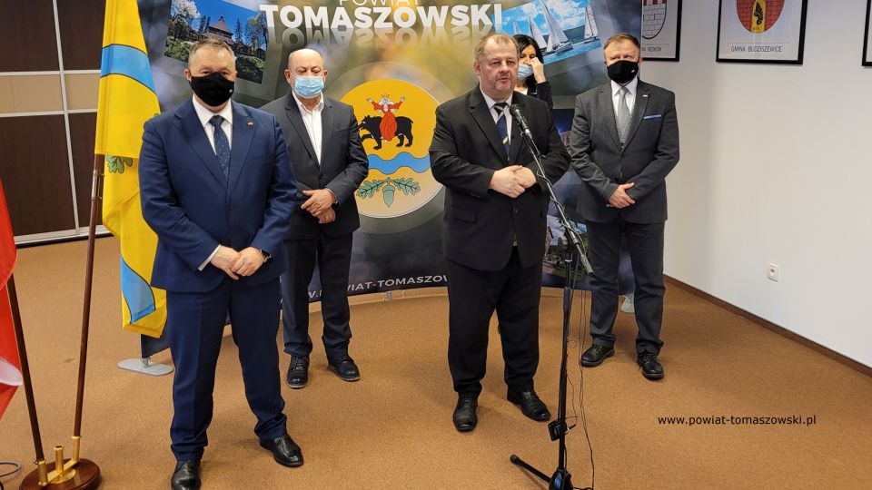Na zdjęciu: uczestnicy konferencji prasowej, dotyczącej sukcesów, jakie osiągnęły w Rankingu Liceów i techników miesięcznika Perspektywy tomaszowskie szkoły ponadpodstawowe, których organem prowadzącym jest Powiat Tomaszowski. Konferencja odbyła się w czwartek, 3 lutego 2022 roku, w Sali konferencyjnej Starostwa Powiatowego w Tomaszowie Mazowieckim 