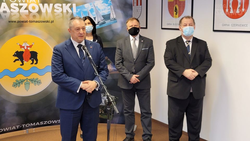 Na zdjęciu: uczestnicy konferencji prasowej, dotyczącej sukcesów, jakie osiągnęły w Rankingu Liceów i techników miesięcznika Perspektywy tomaszowskie szkoły ponadpodstawowe, których organem prowadzącym jest Powiat Tomaszowski. Konferencja odbyła się w czwartek, 3 lutego 2022 roku, w Sali konferencyjnej Starostwa Powiatowego w Tomaszowie Mazowieckim 