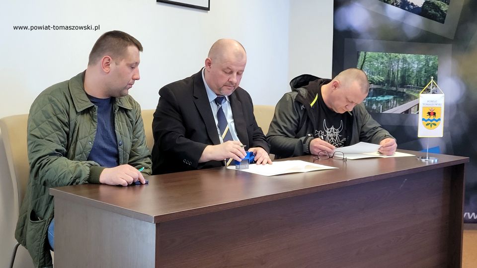 Na zdjęciu: uczestnicy konferencji prasowej, która odbyła się w Sali konferencyjnej w Starostwie Powiatowym w Tomaszowie Mazowieckim, w poniedziałek, 28 marca 2022 roku, podczas której podpisane zostały umowy na dzierżawę obwodów łowieckich