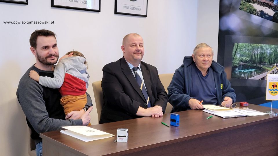 Na zdjęciu: uczestnicy konferencji prasowej, która odbyła się w sali konferencyjnej w Starostwie Powiatowym w Tomaszowie Mazowieckim, w poniedziałek, 28 marca 2022 roku, podczas której podpisane zostały umowy na dzierżawę obwodów łowieckich