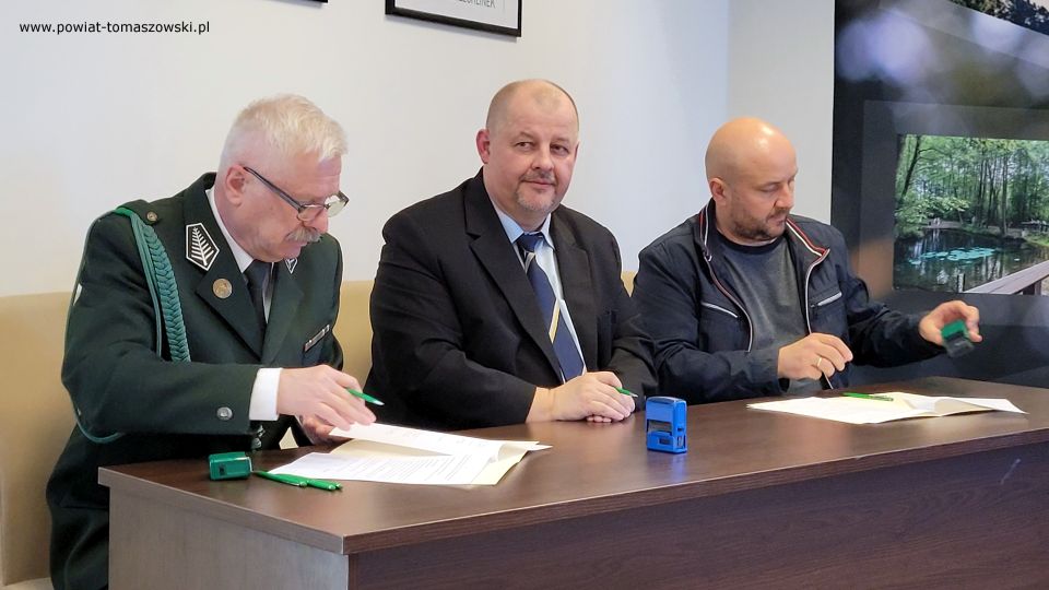 Na zdjęciu: uczestnicy konferencji prasowej, która odbyła się w Sali konferencyjnej w Starostwie Powiatowym w Tomaszowie Mazowieckim, w poniedziałek, 28 marca 2022 roku, podczas której podpisane zostały umowy na dzierżawę obwodów łowieckich