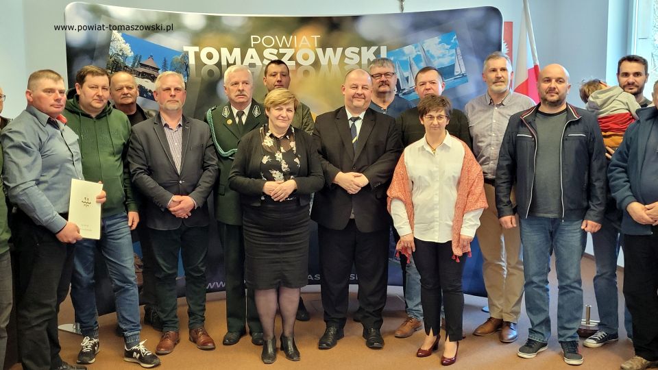 Na zdjęciu: uczestnicy konferencji prasowej, która odbyła się w Sali konferencyjnej w Starostwie Powiatowym w Tomaszowie Mazowieckim, w poniedziałek, 28 marca 2022 roku, podczas której podpisane zostały umowy na dzierżawę obwodów łowieckich