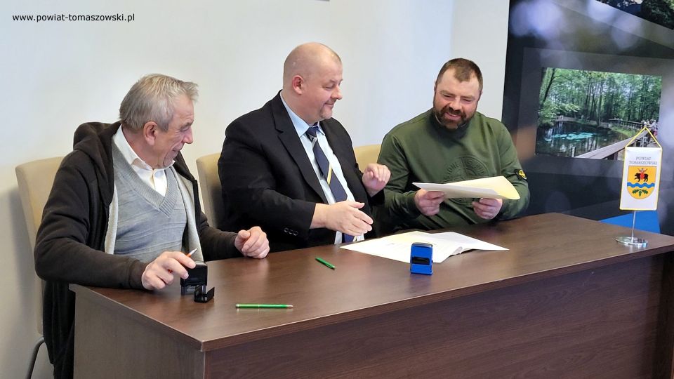 Na zdjęciu: uczestnicy konferencji prasowej, która odbyła się w sali konferencyjnej w Starostwie Powiatowym w Tomaszowie Mazowieckim, w poniedziałek, 28 marca 2022 roku, podczas której podpisane zostały umowy na dzierżawę obwodów łowieckich