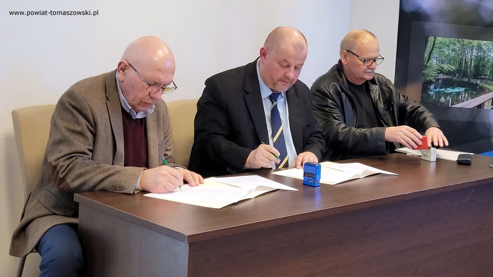 Na zdjęciu: uczestnicy konferencji prasowej, która odbyła się w sali konferencyjnej w Starostwie Powiatowym w Tomaszowie Mazowieckim, w poniedziałek, 28 marca 2022 roku, podczas której podpisane zostały umowy na dzierżawę obwodów łowieckich