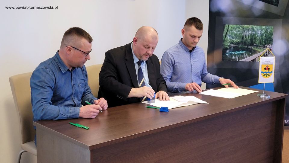 Na zdjęciu: uczestnicy konferencji prasowej, która odbyła się w sali konferencyjnej w Starostwie Powiatowym w Tomaszowie Mazowieckim, w poniedziałek, 28 marca 2022 roku, podczas której podpisane zostały umowy na dzierżawę obwodów łowieckich