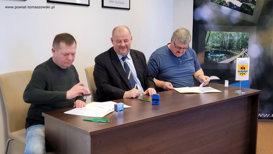 Na zdjęciu: uczestnicy konferencji prasowej, która odbyła się w sali konferencyjnej w Starostwie Powiatowym w Tomaszowie Mazowieckim, w poniedziałek, 28 marca 2022 roku, podczas której podpisane zostały umowy na dzierżawę obwodów łowieckich