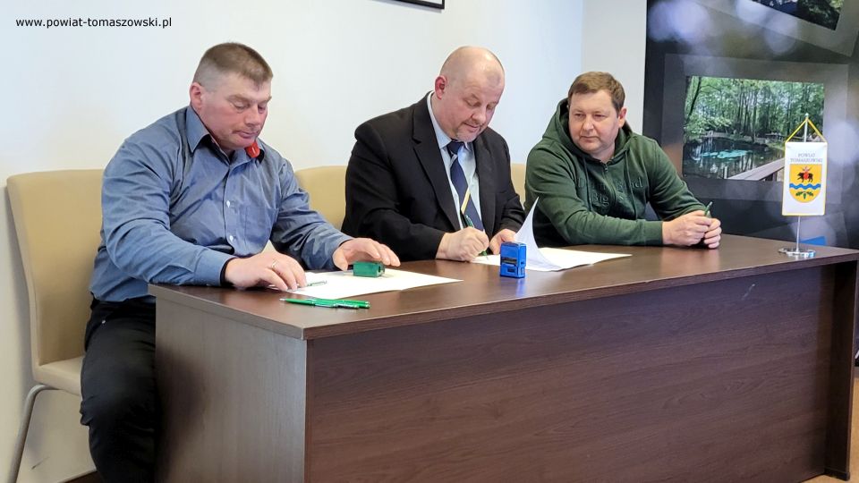 Na zdjęciu: uczestnicy konferencji prasowej, która odbyła się w sali konferencyjnej w Starostwie Powiatowym w Tomaszowie Mazowieckim, w poniedziałek, 28 marca 2022 roku, podczas której podpisane zostały umowy na dzierżawę obwodów łowieckich