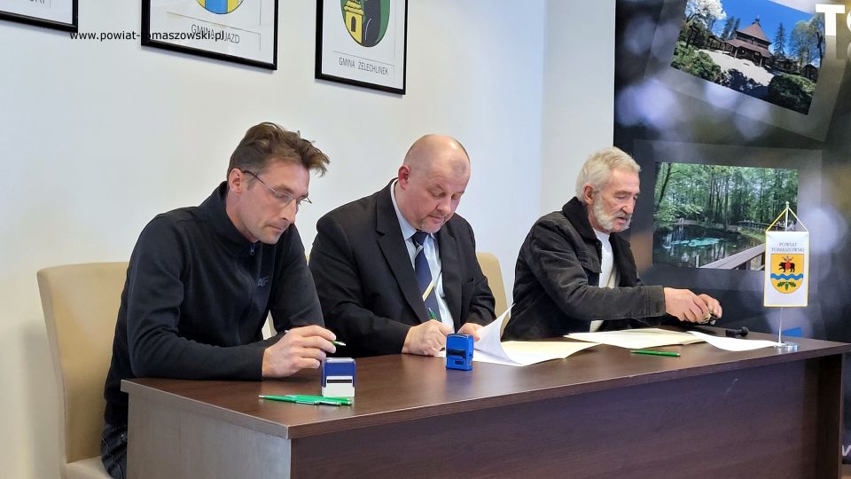 Na zdjęciu: uczestnicy konferencji prasowej, która odbyła się w sali konferencyjnej w Starostwie Powiatowym w Tomaszowie Mazowieckim, w poniedziałek, 28 marca 2022 roku, podczas której podpisane zostały umowy na dzierżawę obwodów łowieckich