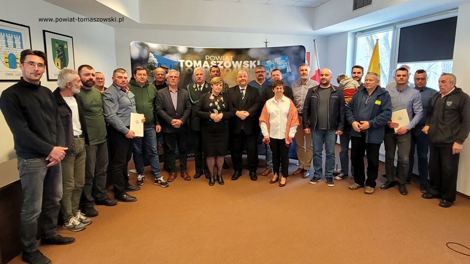 Na zdjęciu: uczestnicy konferencji prasowej, która odbyła się w Sali konferencyjnej w Starostwie Powiatowym w Tomaszowie Mazowieckim, w poniedziałek, 28 marca 2022 roku, podczas której podpisane zostały umowy na dzierżawę obwodów łowieckich