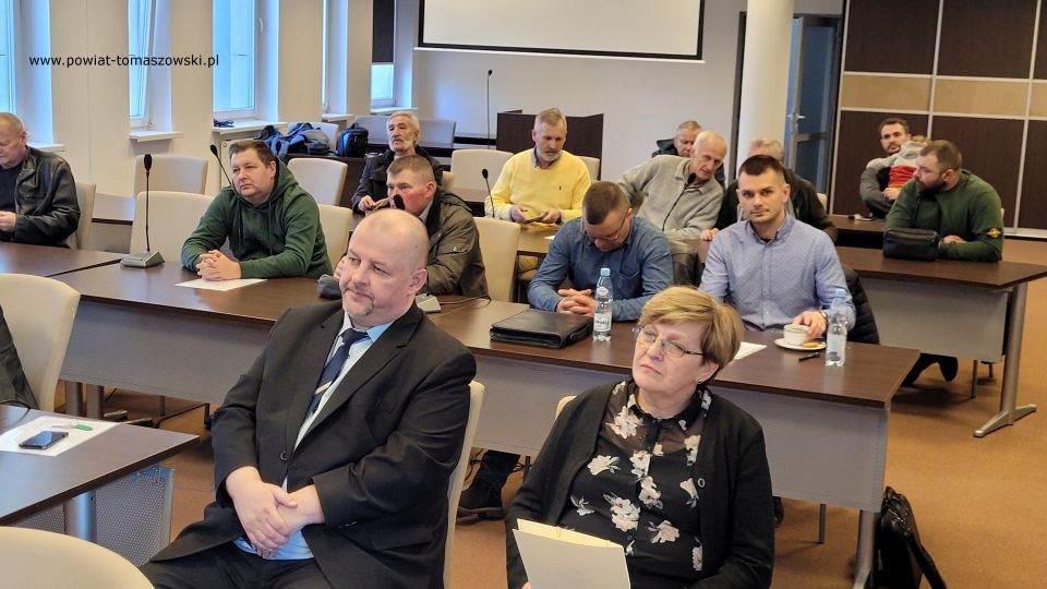 Na zdjęciu: uczestnicy konferencji prasowej, która odbyła się w Sali konferencyjnej w Starostwie Powiatowym w Tomaszowie Mazowieckim, w poniedziałek, 28 marca 2022 roku, podczas której podpisane zostały umowy na dzierżawę obwodów łowieckich