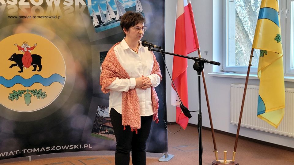 Na zdjęciu: uczestnicy konferencji prasowej, która odbyła się w Sali konferencyjnej w Starostwie Powiatowym w Tomaszowie Mazowieckim, w poniedziałek, 28 marca 2022 roku, podczas której podpisane zostały umowy na dzierżawę obwodów łowieckich