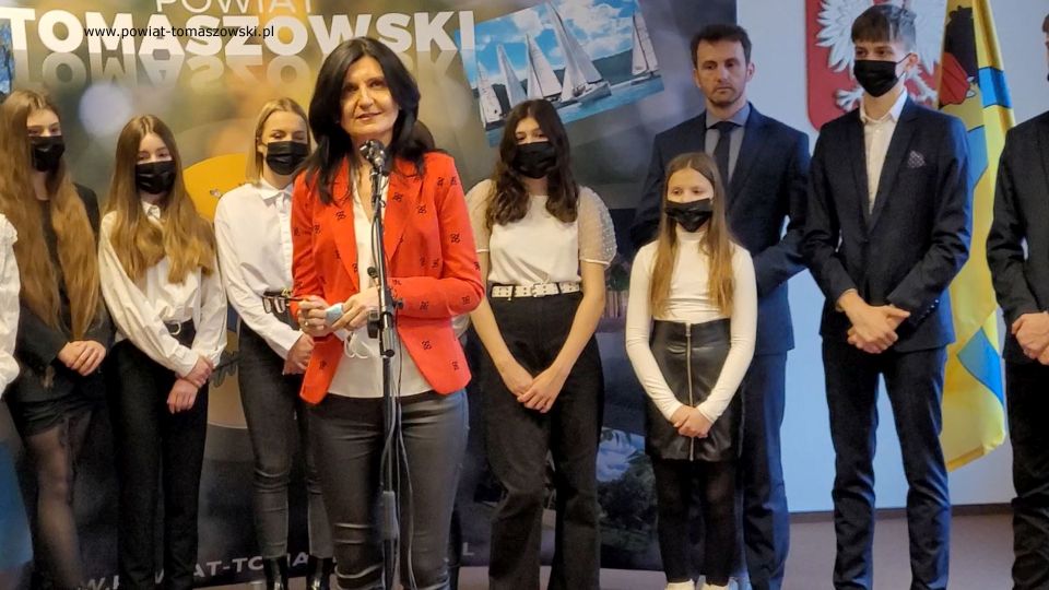 Na zdjęciu: uczestnicy spotkania, które odbyło się w czwartek, 17 lutego 2022 roku, w sali konferencyjnej Starostwa Powiatowego w Tomaszowie Mazowieckim, na którym Zarząd Powiatu Tomaszowskiego docenił i wyróżnił zawodników Tomaszowskiej Akademii Taekwon-Do