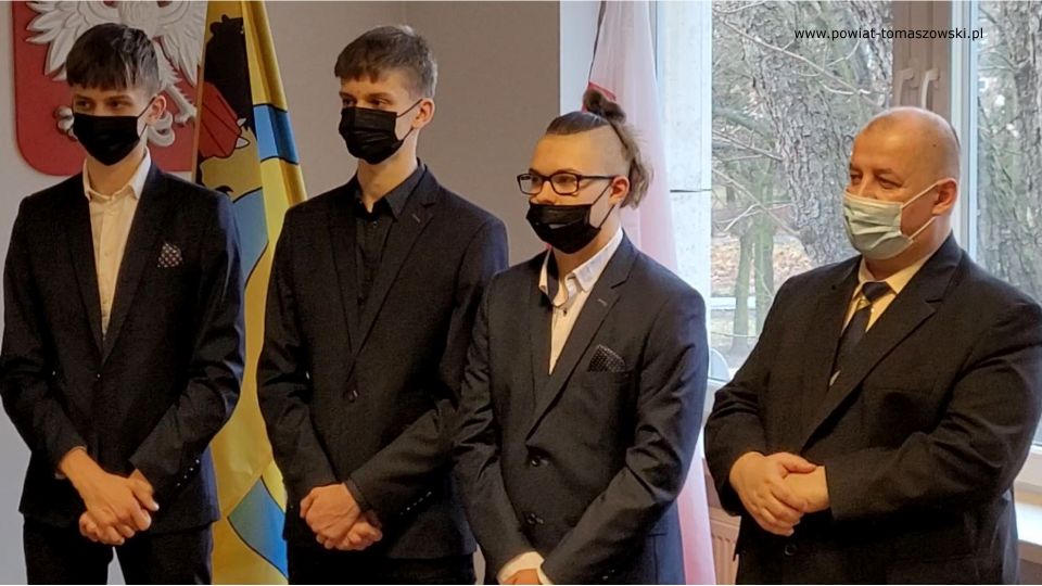 Na zdjęciu: uczestnicy spotkania, które odbyło się w czwartek, 17 lutego 2022 roku, w sali konferencyjnej Starostwa Powiatowego w Tomaszowie Mazowieckim, na którym Zarząd Powiatu Tomaszowskiego docenił i wyróżnił zawodników Tomaszowskiej Akademii Taekwon-Do