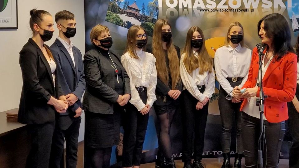Na zdjęciu: uczestnicy spotkania, które odbyło się w czwartek, 17 lutego 2022 roku, w sali konferencyjnej Starostwa Powiatowego w Tomaszowie Mazowieckim, na którym Zarząd Powiatu Tomaszowskiego docenił i wyróżnił zawodników Tomaszowskiej Akademii Taekwon-Do