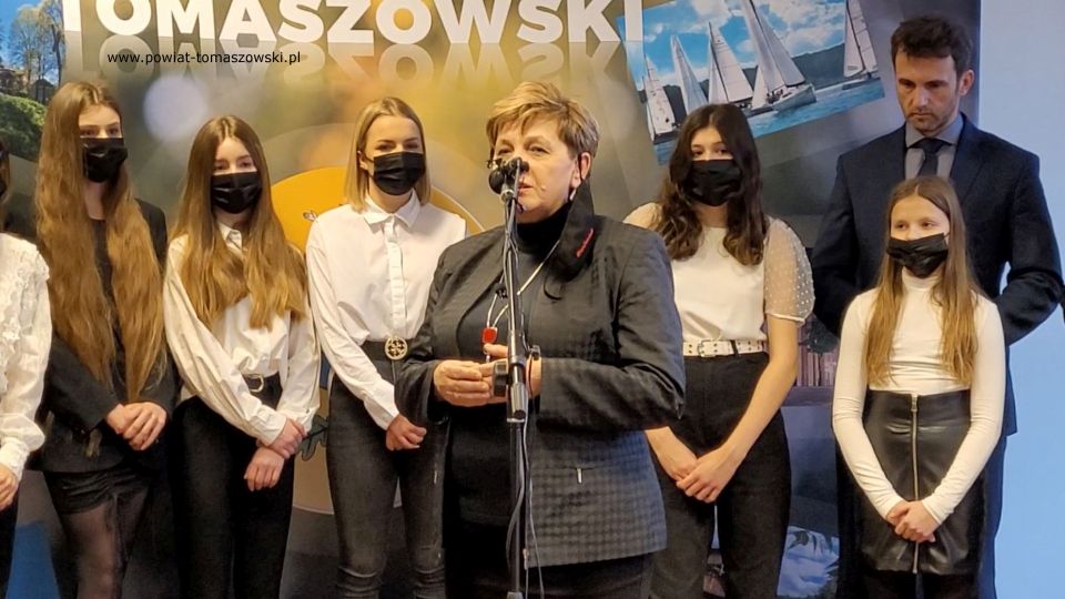 Na zdjęciu: uczestnicy spotkania, które odbyło się w czwartek, 17 lutego 2022 roku, w sali konferencyjnej Starostwa Powiatowego w Tomaszowie Mazowieckim, na którym Zarząd Powiatu Tomaszowskiego docenił i wyróżnił zawodników Tomaszowskiej Akademii Taekwon-Do