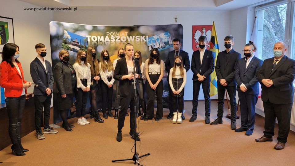 Na zdjęciu: uczestnicy spotkania, które odbyło się w czwartek, 17 lutego 2022 roku, w sali konferencyjnej Starostwa Powiatowego w Tomaszowie Mazowieckim, na którym Zarząd Powiatu Tomaszowskiego docenił i wyróżnił zawodników Tomaszowskiej Akademii Taekwon-Do