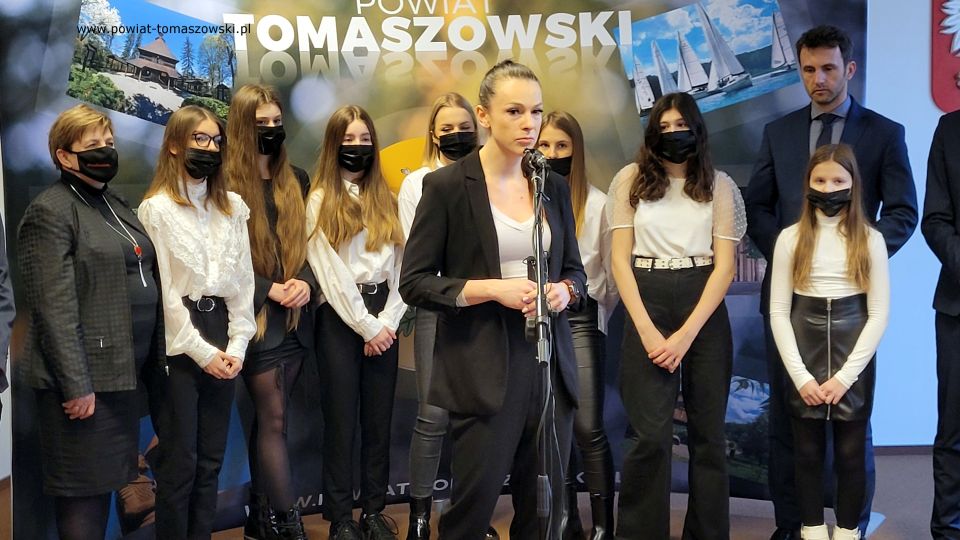 Na zdjęciu: uczestnicy spotkania, które odbyło się w czwartek, 17 lutego 2022 roku, w sali konferencyjnej Starostwa Powiatowego w Tomaszowie Mazowieckim, na którym Zarząd Powiatu Tomaszowskiego docenił i wyróżnił zawodników Tomaszowskiej Akademii Taekwon-Do