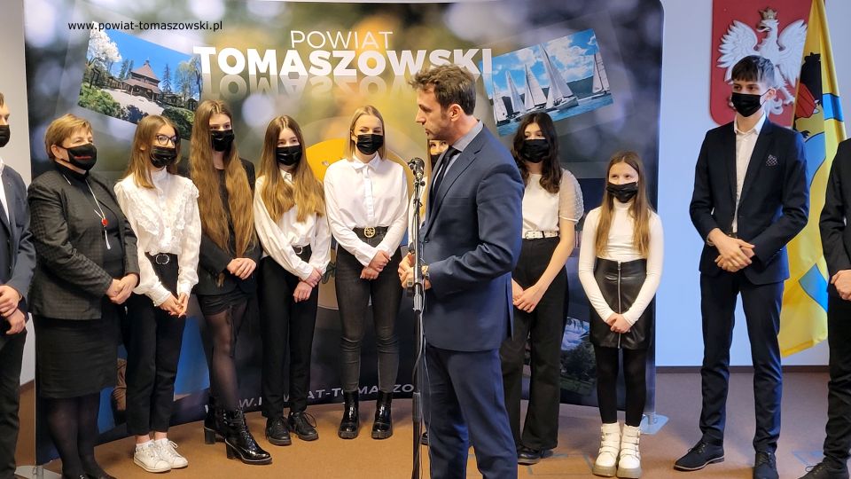 Na zdjęciu: uczestnicy spotkania, które odbyło się w czwartek, 17 lutego 2022 roku, w sali konferencyjnej Starostwa Powiatowego w Tomaszowie Mazowieckim, na którym Zarząd Powiatu Tomaszowskiego docenił i wyróżnił zawodników Tomaszowskiej Akademii Taekwon-Do
