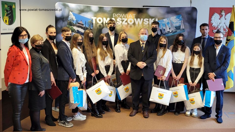 Na zdjęciu: uczestnicy spotkania, które odbyło się w czwartek, 17 lutego 2022 roku, w sali konferencyjnej Starostwa Powiatowego w Tomaszowie Mazowieckim, na którym Zarząd Powiatu Tomaszowskiego docenił i wyróżnił zawodników Tomaszowskiej Akademii Taekwon-Do
