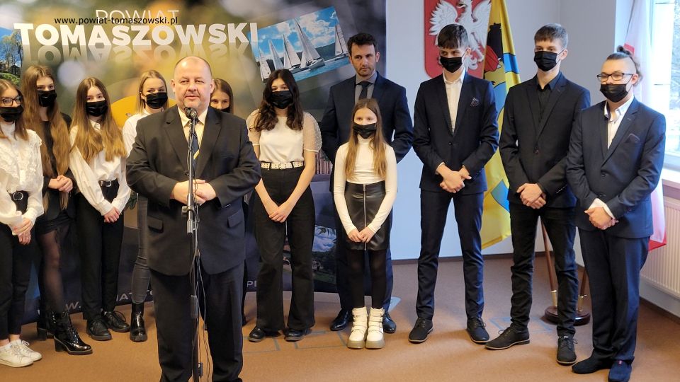 Na zdjęciu: uczestnicy spotkania, które odbyło się w czwartek, 17 lutego 2022 roku, w sali konferencyjnej Starostwa Powiatowego w Tomaszowie Mazowieckim, na którym Zarząd Powiatu Tomaszowskiego docenił i wyróżnił zawodników Tomaszowskiej Akademii Taekwon-Do