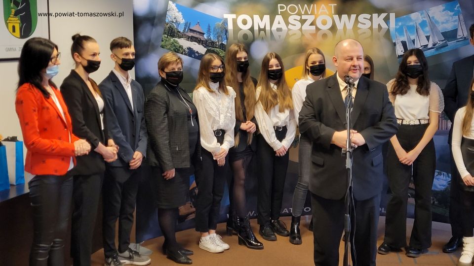 Na zdjęciu: uczestnicy spotkania, które odbyło się w czwartek, 17 lutego 2022 roku, w sali konferencyjnej Starostwa Powiatowego w Tomaszowie Mazowieckim, na którym Zarząd Powiatu Tomaszowskiego docenił i wyróżnił zawodników Tomaszowskiej Akademii Taekwon-Do
