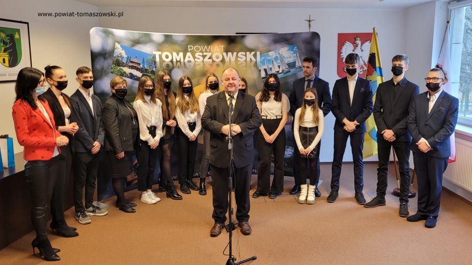 Na zdjęciu: uczestnicy spotkania, które odbyło się w czwartek, 17 lutego 2022 roku, w sali konferencyjnej Starostwa Powiatowego w Tomaszowie Mazowieckim, na którym Zarząd Powiatu Tomaszowskiego docenił i wyróżnił zawodników Tomaszowskiej Akademii Taekwon-Do