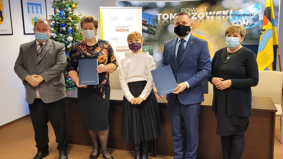 Na zdjęciu: uczestnicy konferencji prasowej, która odbyła się we wtorek 28 grudnia 2021 roku, w sali konferencyjnej w Starostwie Powiatowym w Tomaszowie Mazowieckim, podczas której podpisana została umowa na termomodernizację budynku przy ulicy Murarskiej z zasobów TTBS