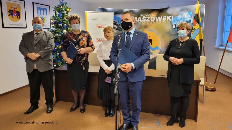 Na zdjęciu: uczestnicy konferencji prasowej, która odbyła się we wtorek 28 grudnia 2021 roku, w sali konferencyjnej w Starostwie Powiatowym w Tomaszowie Mazowieckim, podczas której podpisana została umowa na termomodernizację budynku przy ulicy Murarskiej z zasobów TTBS