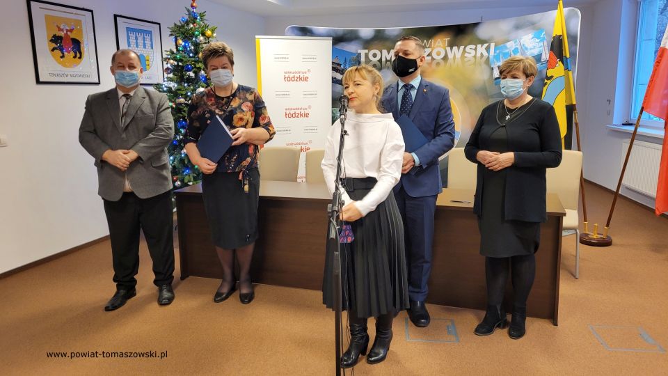 Na zdjęciu: uczestnicy konferencji prasowej, która odbyła się we wtorek 28 grudnia 2021 roku, w sali konferencyjnej w Starostwie Powiatowym w Tomaszowie Mazowieckim, podczas której podpisana została umowa na termomodernizację budynku przy ulicy Murarskiej z zasobów TTBS