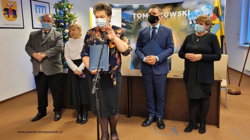 Na zdjęciu: uczestnicy konferencji prasowej, która odbyła się we wtorek 28 grudnia 2021 roku, w sali konferencyjnej w Starostwie Powiatowym w Tomaszowie Mazowieckim, podczas której podpisana została umowa na termomodernizację budynku przy ulicy Murarskiej z zasobów TTBS