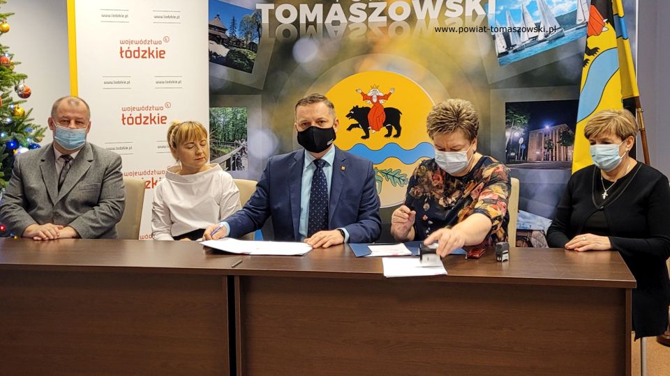 Na zdjęciu: uczestnicy konferencji prasowej, która odbyła się we wtorek 28 grudnia 2021 roku, w sali konferencyjnej w Starostwie Powiatowym w Tomaszowie Mazowieckim, podczas której podpisana została umowa na termomodernizację budynku przy ulicy Murarskiej z zasobów TTBS